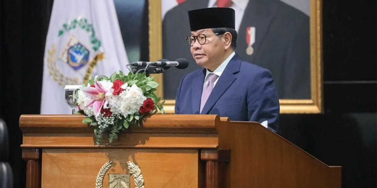 Gubernur DKI Jakarta Pramono Anung menyampaikan penjelasan empat Ranperda strategis dalam Rapat Paripurna DPRD DKI Jakarta, Kamis (1/10/2026).