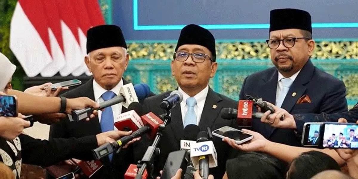 Ketua Wantimpres Pratikno (tengah) memberikan keterangan pers usai dilantik di Istana Negara, Jakarta, Jumat (2/10/2026).
