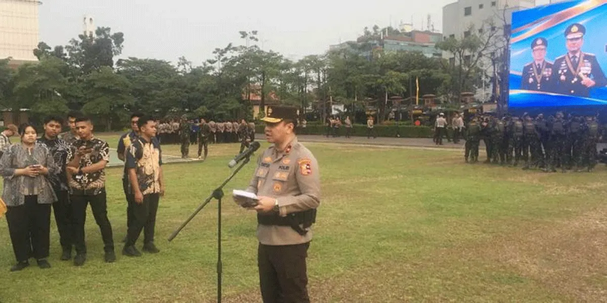 Karopenmas Divhumas Polri Brigjen Pol Trunoyudo Wisnu Andiko memberikan keterangan soal upacara serah terima panji-panji Tribrata di Lapangan Bhayangkara Mabes Polri, Jakarta, Jumat (2/10/2026).