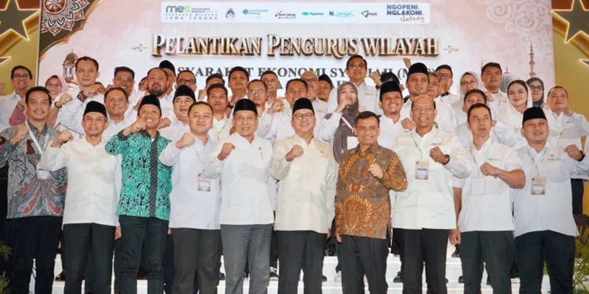 Menteri Koperasi (Menkop) sekaligus Ketua Harian Pengurus Pusat Masyarakat Ekonomi Syariah (MES) Ferry Juliantono dalam Pelantikan Pengurus Wilayah MES Jawa Tengah (Jateng) yang dirangkaikan dengan peresmian Koperasi Ekspor Merah Putih di Semarang, Jumat (2/10/2026).