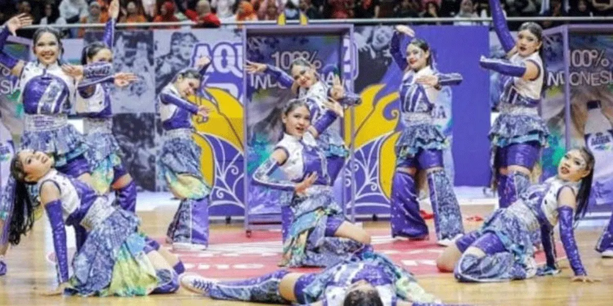 Dalam kegiatan AQUA DBL Dance, para pelajar memadukan Wastra Nusantara, termasuk batik, dengan modern dance, musik, koreografi, hingga berbagai properti pertunjukan. Momentum tersebut terasa semakin relevan bertepatan dengan Hari Batik Nasional yang diperingati setiap 2 Oktober.