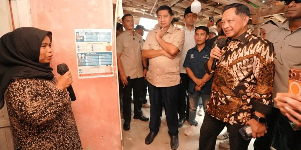 Menteri Dalam Negeri Muhammad Tito Karnavian (batik) bersama Menteri Perumahan dan Kawasan Permukiman (PKP) Maruarar Sirait mengecek langsung pelaksanaan Program Bantuan Stimulan Perumahan Swadaya (BSPS) di Desa Pamoyanan, Kecamatan Plered, Kabupaten Purwakarta, Jawa Barat, Jumat (2/10/2026).