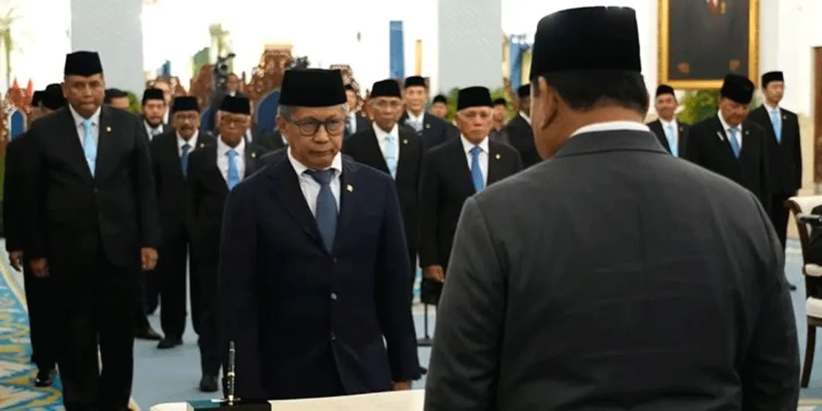Anggota Wantimpres Rocky Gerung melakukan prosesi penandatanganan berita acara setelah resmi dilantik oleh Presiden Prabowo Subianto di Istana Negara pada Jumat (2/10/2026).