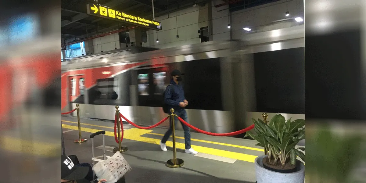 Ilustrasi - Penumpang Commuter Line (KRL) berada di peron.