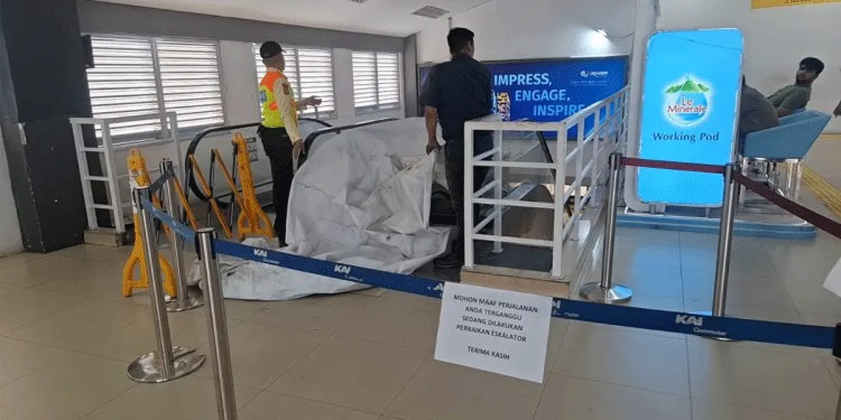 Dua petugas Stasiun Duri berjaga di depan eskalator yang mendadak merosot, Sabtu (3/10/2026).