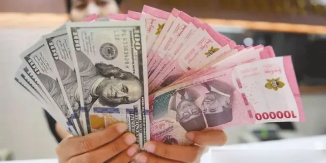 Rupiah Berakhir di Zona Merah Rp 17.723/USD, Besok Diproyeksi Makin Tertekan