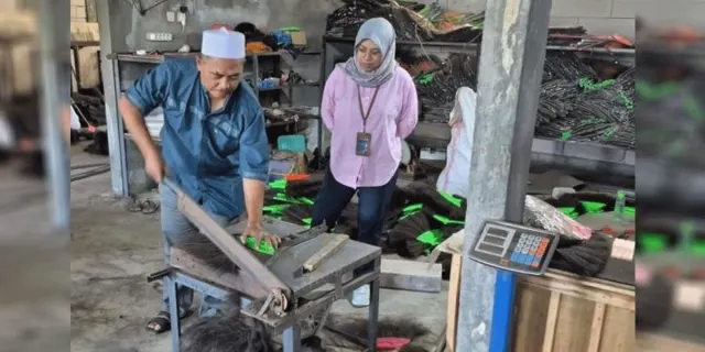 BNI Jember Salurkan KUR Rp200 Juta untuk Perkuat Kapasitas Usaha Sapu Ijuk Ken Dedes