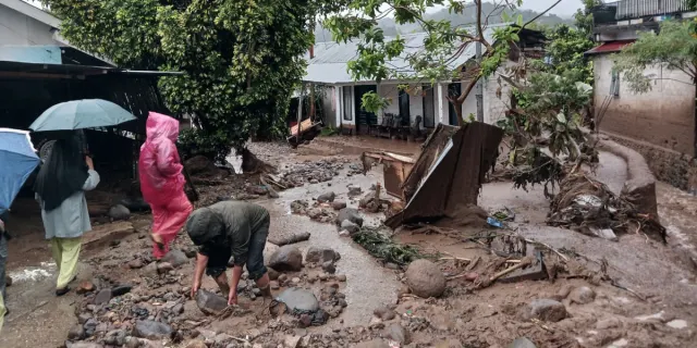 Banjir Bandang Terjang Kabupaten Solok: 1 Orang Meninggal, 1 Hilang, dan Akses Jembatan Putus