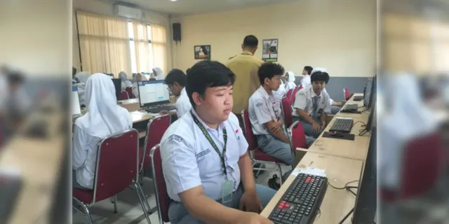 Dukung Sekolah Negeri Gratis, DPR Ingatkan Pemerintah Beri Hak Setara untuk Madrasah dan Pesantren